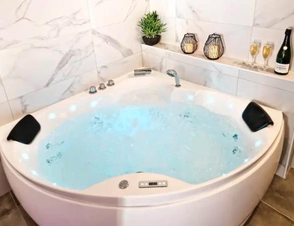 Majord'Home Spa 4*-L'Elegance-Balneo Vieille Ville 阿讷西 外观 照片